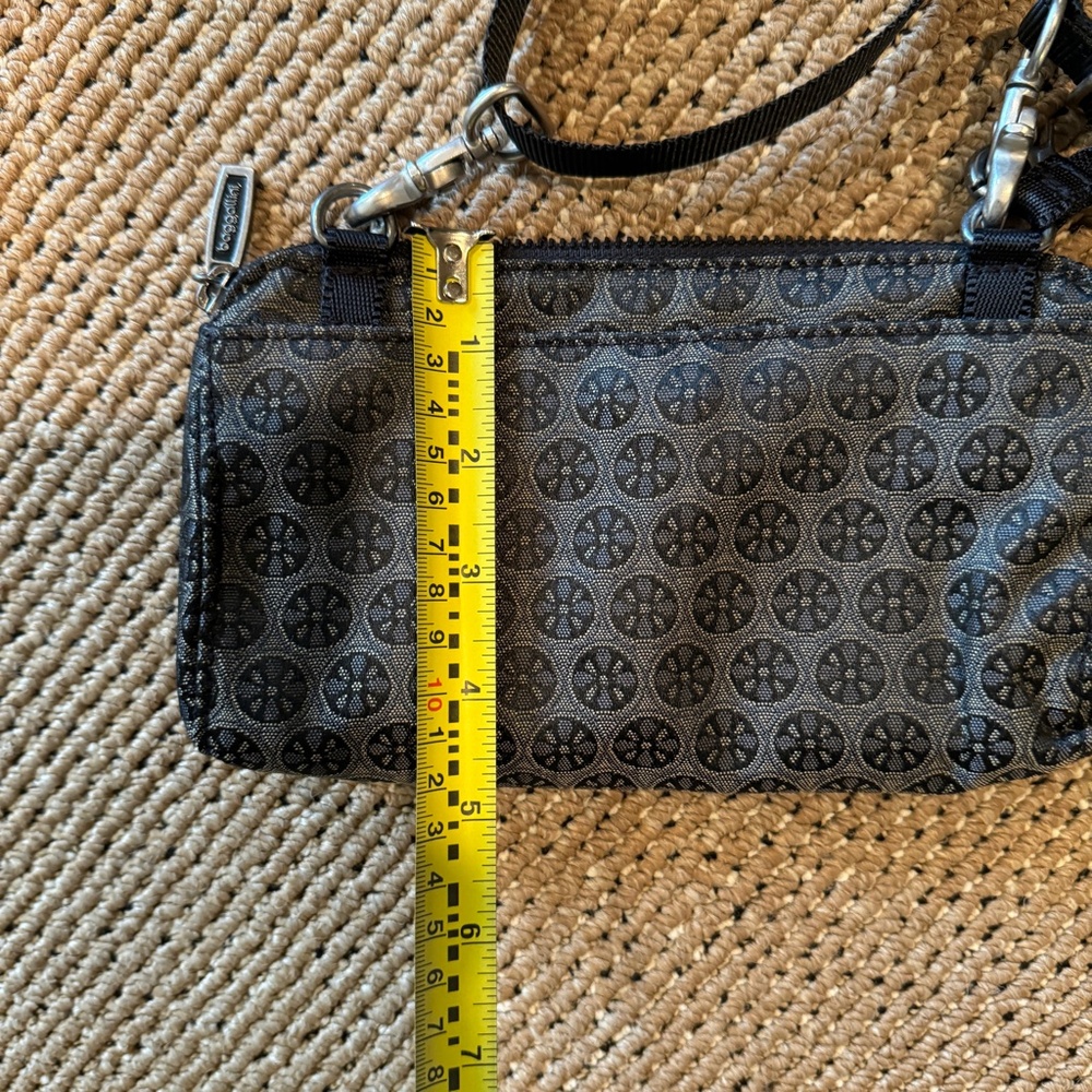 Baggallini Crossbody Purse Wallet Wristlet Gray Geometric Flowers - Picture 6 of 9